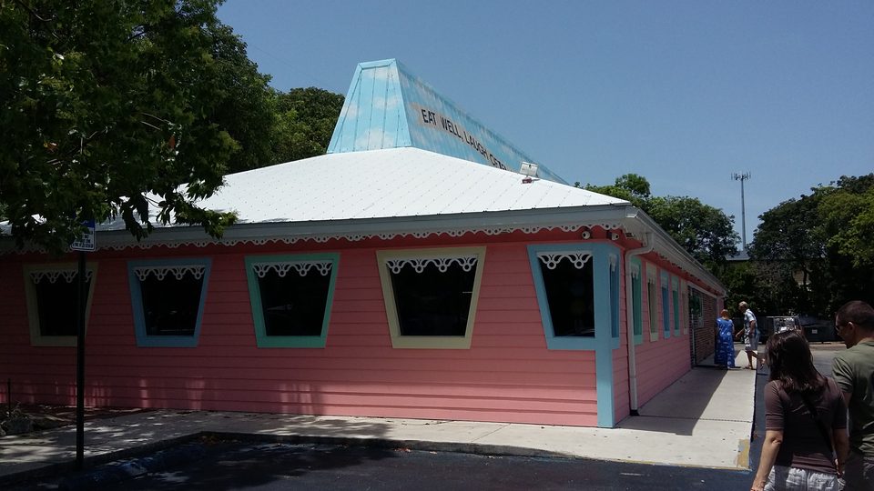 Rózsaszínre festett volt Pizza Hut, ma étterem, Key Largo, Florida