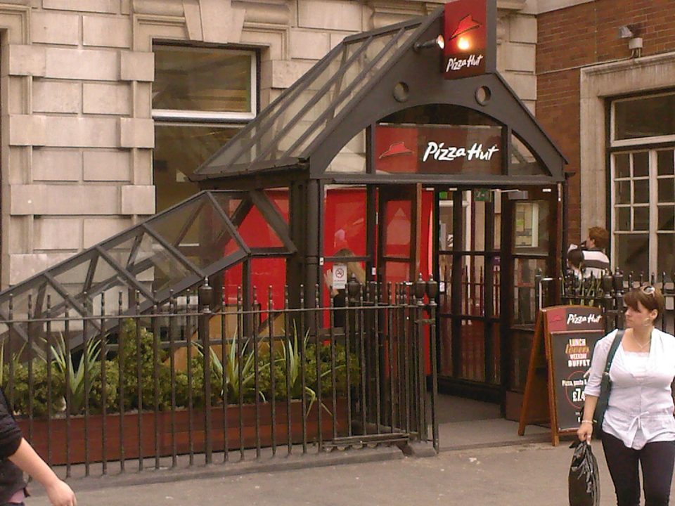 Pincében nyíló Pizza Hut a londoni Covent Gardenben, 2009