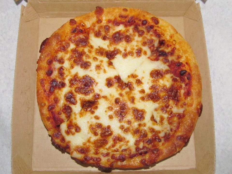 Sajtos Personal Pan Pizza a dobozában