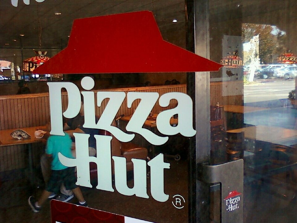 A klasszikus tetős logó egy Pizza Hut bejárati ajtaján