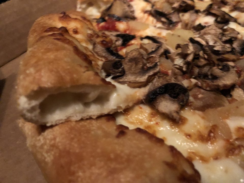Sajttal töltött szélű pizzaszelet (Stuffed Crust)