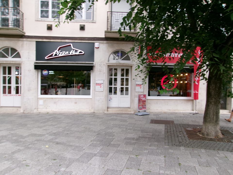 A szombathelyi Pizza Hut a Fő téren, 2026 nyarán