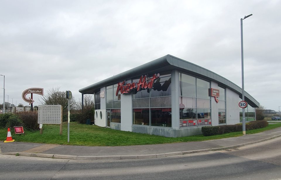 Üresen álló Pizza Hut Angliában, a 2025-ös csőd után, Truro
