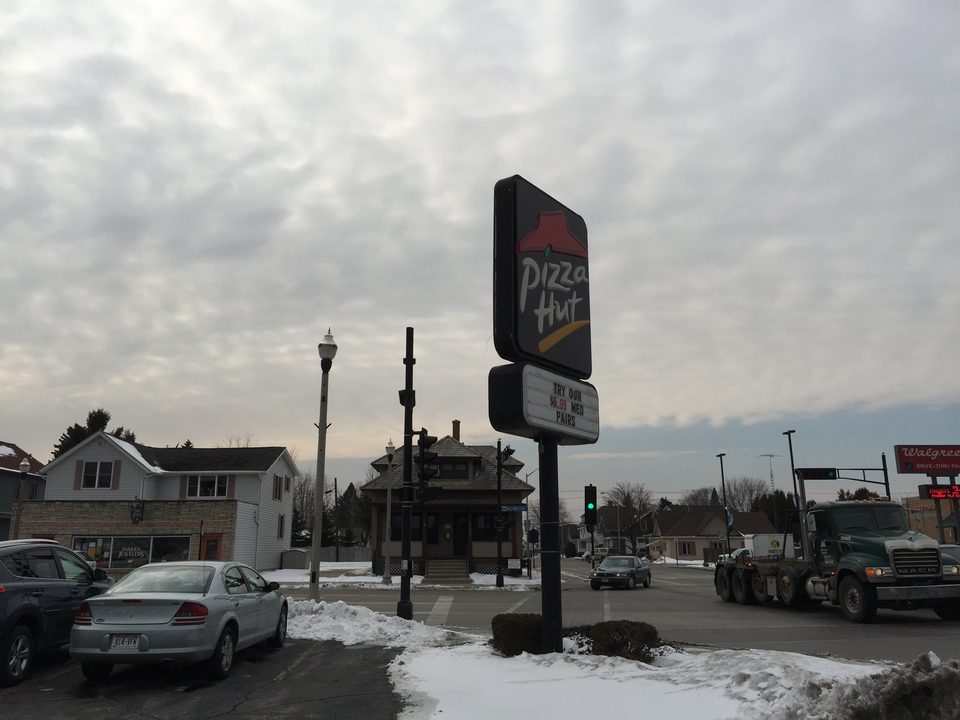 Egyedül maradt Pizza Hut-cégér a lebontott étterem helyén, Wisconsin, 2015