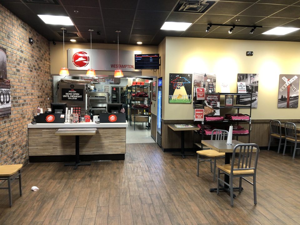 Mai amerikai elviteles Pizza Hut belseje, 2023: pult, néhány szék