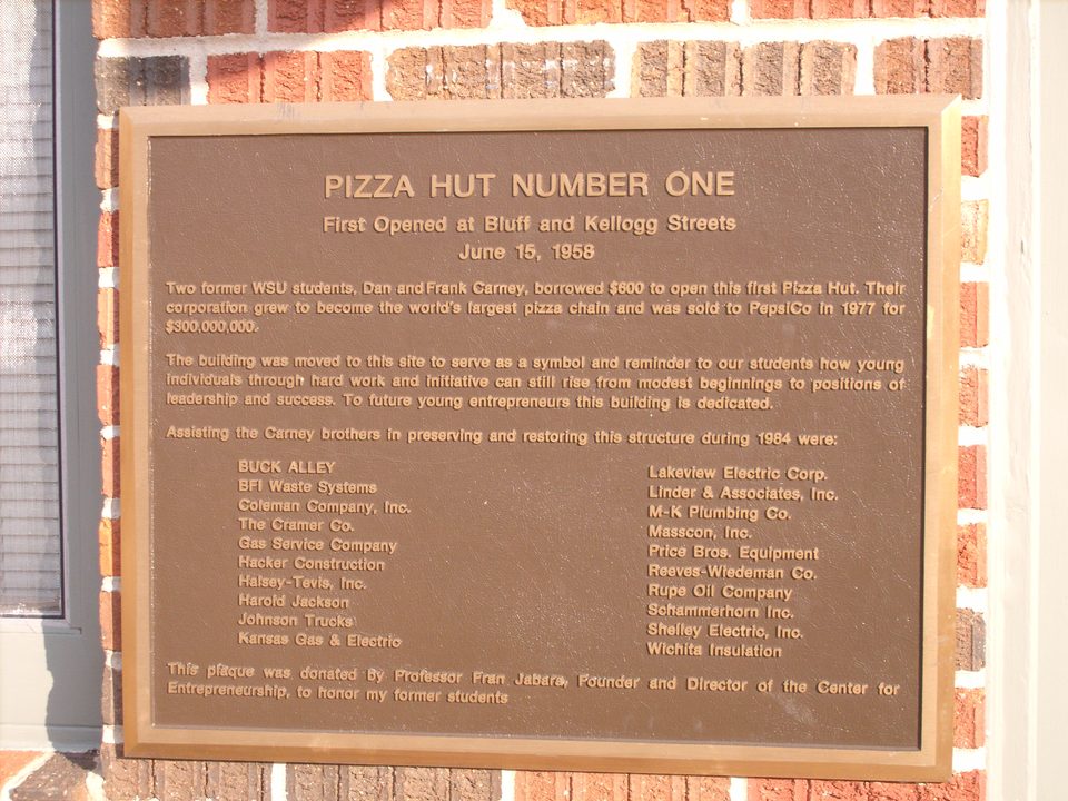 „Pizza Hut Number One”: emléktábla az első étterem falán
