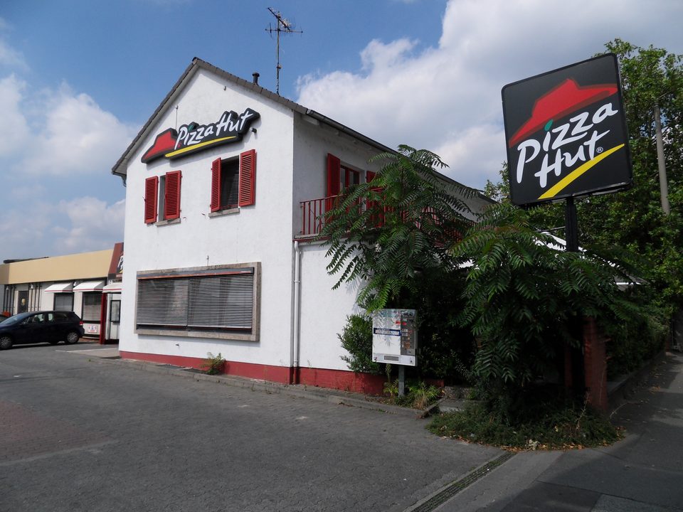 Pizza Hut egy kis házban Wiesbadenben, Németországban