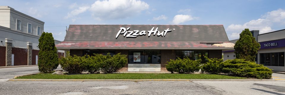 Pizza Hut a windsori Huron Church Roadon, a detroiti Ambassador híd felé vezető úton