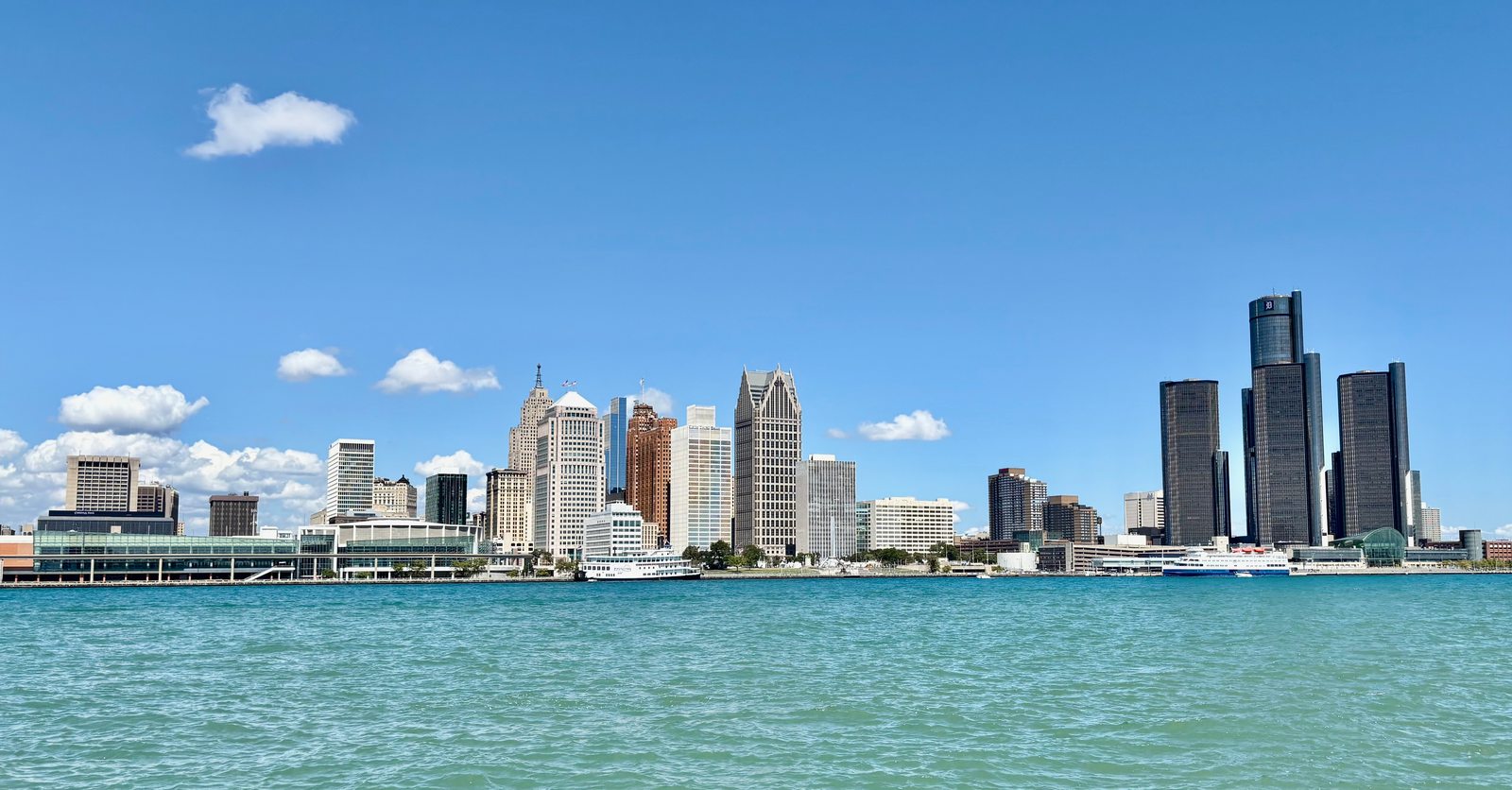 Detroit folyóparti panorámája Windsor felől