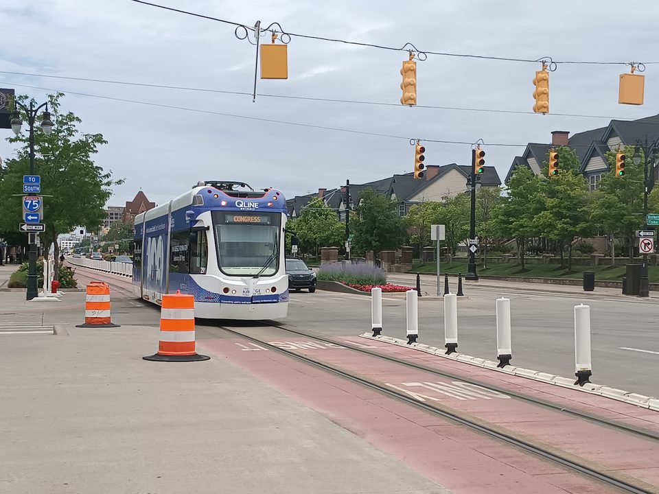A southbound car at the red transit-only lane near I-75 (2024)