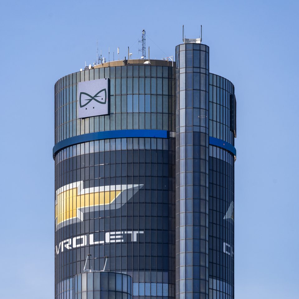 Óriási Chevrolet-felirat a hotelhengeren, fölötte egy fehér logótábla, 2026. május 25-én