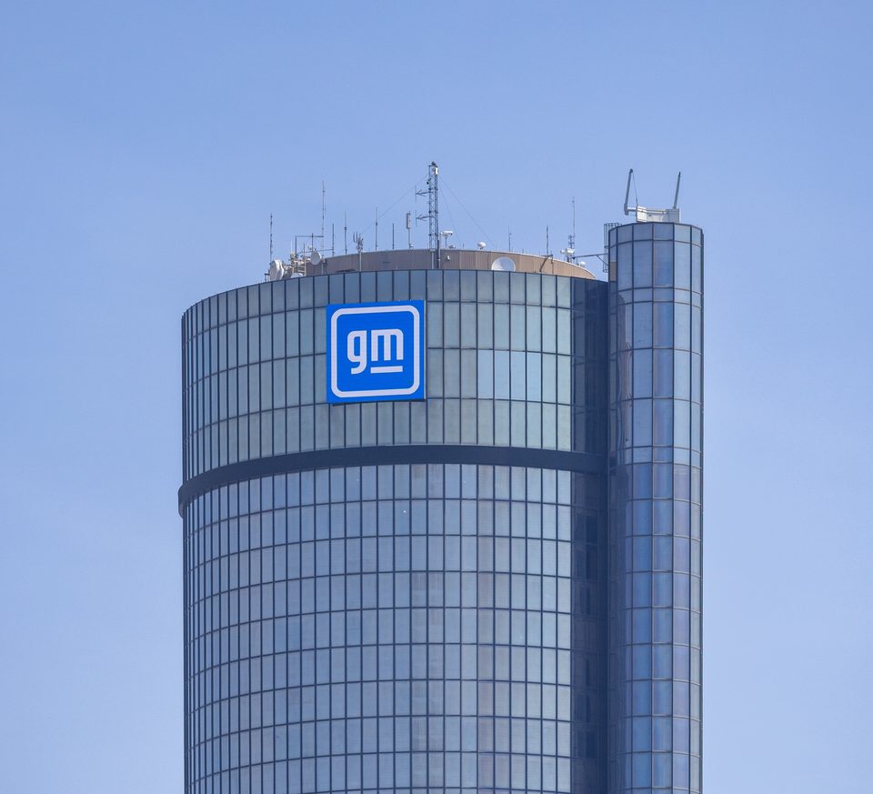 A GM logója a hotelhenger tetején 2025 júliusában