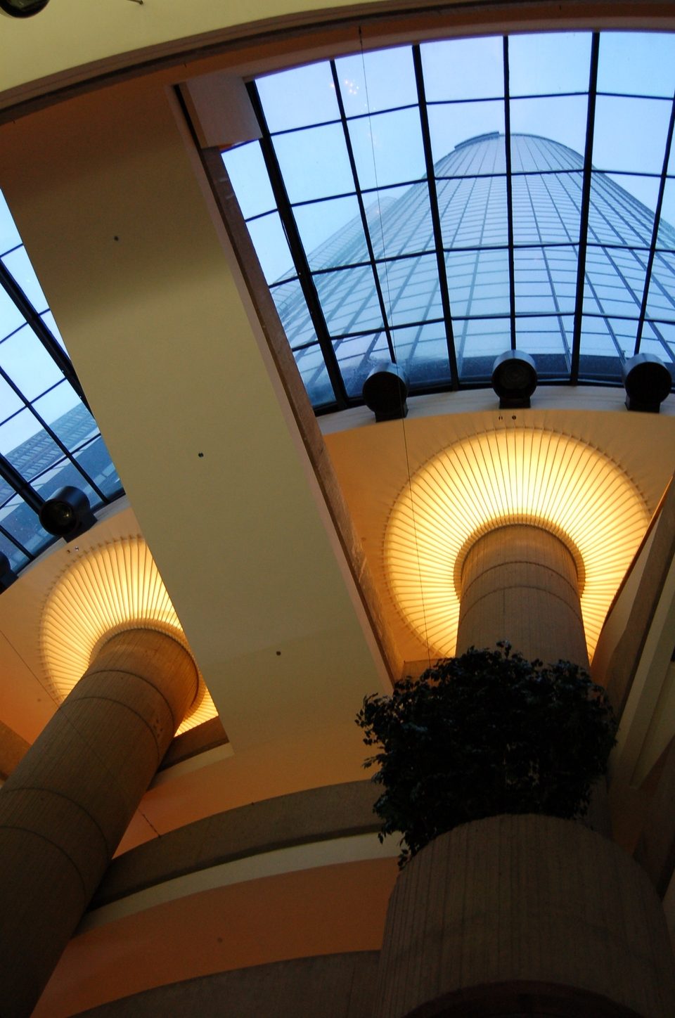 Felnézve a GM-bemutatóterem padlójáról: kivilágított oszlopfők, a felülvilágítón át a hotelhenger (2008 január)