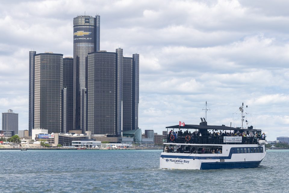 A Macassa Bay sétahajó halad el a Renaissance Center előtt a Detroit folyón, 2025. május 31-én