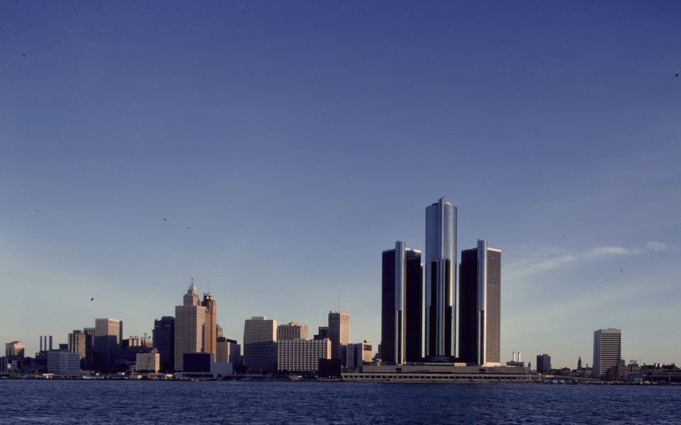 Detroit látképe a folyóról 1979 decemberében, Korab Boldizsár (Balthazar Korab), budapesti születésű fotós felvételén: a Renaissance Center tornyai uralják a partot, a két alacsonyabb keleti torony még nem áll (1981-ben készült el)