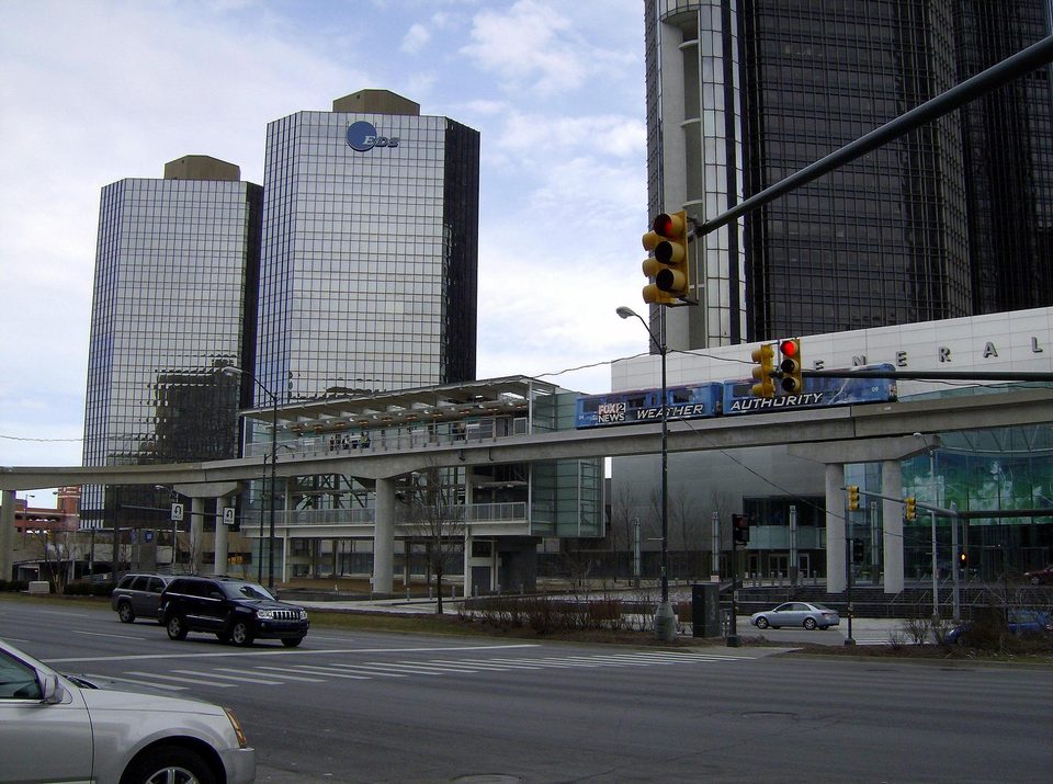A People Mover Renaissance Center állomása 2007-ben, mögötte az 500-as és a 600-as torony a Blue Cross Blue Shield logójával