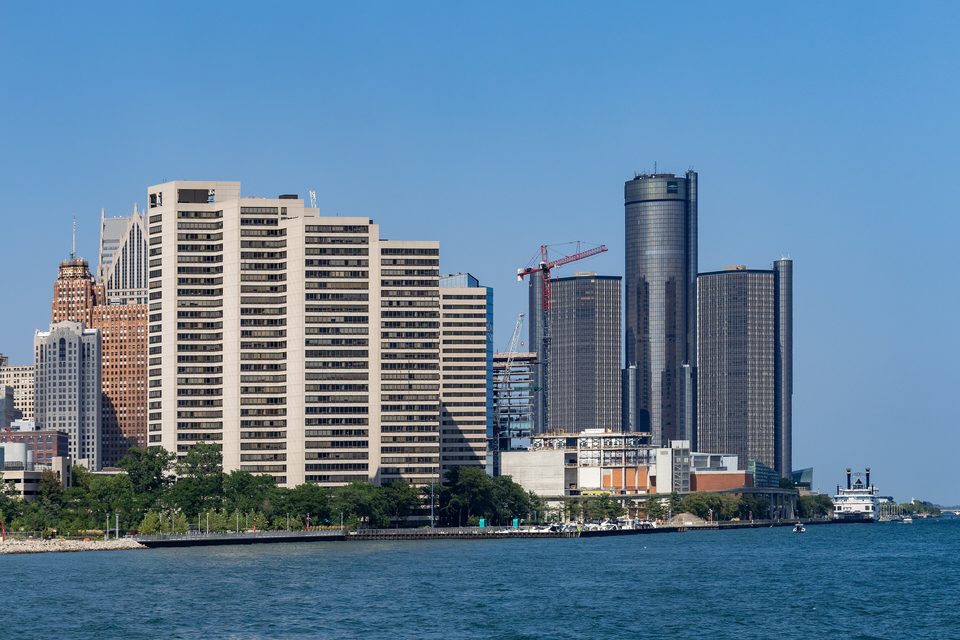 A Riverfront Towers és a Renaissance Center a folyóról, 2025 júliusában