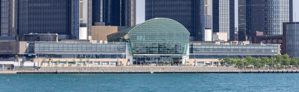 A GM Wintergarden és a vízparti talapzat a Detroit folyó túloldaláról nézve, 2025 júliusában