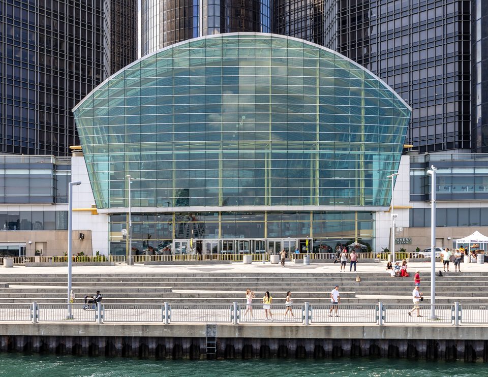 A Wintergarden egy hajóról, a Detroit folyóról nézve 2025 júliusában, előtte a lépcsőzetes folyóparti sétány