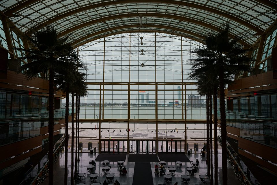 A Wintergarden folyó felőli üvegfala; kint a víz és Windsor (2015)