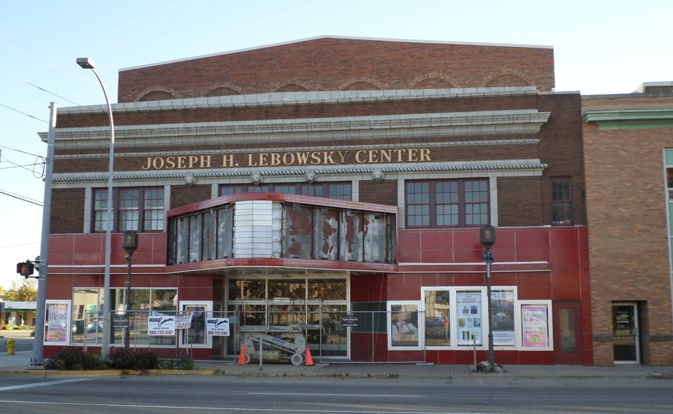 A Joseph H. Lebowsky Center vöröstéglás homlokzata Owosso főutcáján, felújítás alatt álló márkizzal