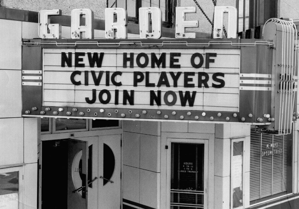 Fekete-fehér archív fotó a Garden mozi márkizáról, rajta: „NEW HOME OF CIVIC PLAYERS – JOIN NOW”