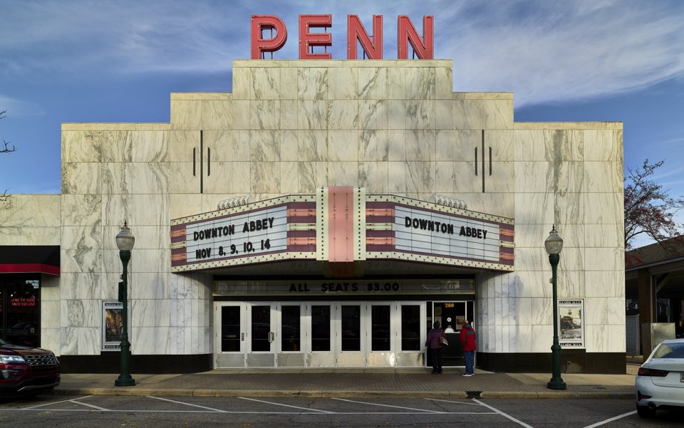 A Penn Theatre márványburkolatú art deco homlokzata piros PENN neonfelirattal és márkizzal Plymouth belvárosában