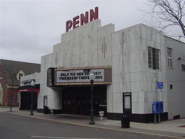 A Penn Theatre homlokzata és márkiza oldalról, a Penniman Avenue járdájáról nézve