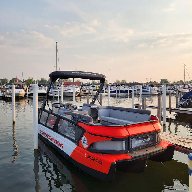 A Detroit Sea-Doo Adventures piros hajója kikötve a marinában alkonyatkor