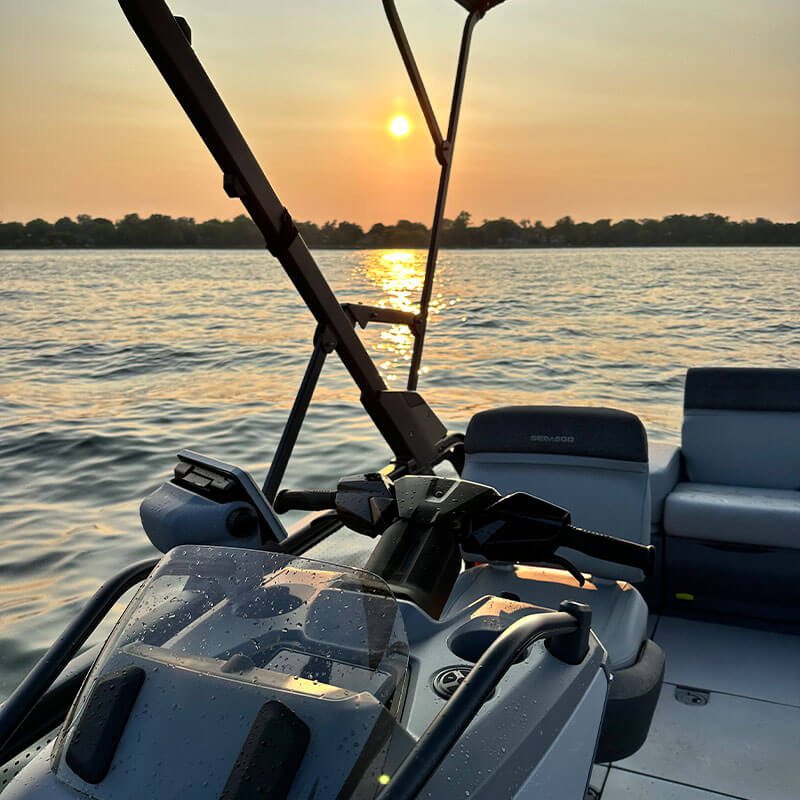 Naplemente látványa a jetboat fedélzetéről a víz felett