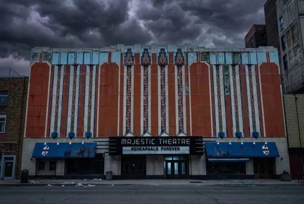 A Majestic Theatre színes fényekben ragyog Detroit belvárosában
